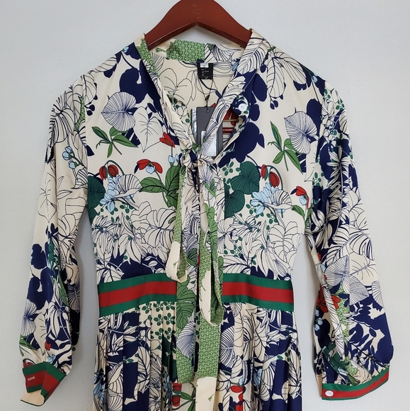 🎈SOLD 🎈NWT Tie Neck Printed Midi  Floral Dress in S - Picture 4 of 15